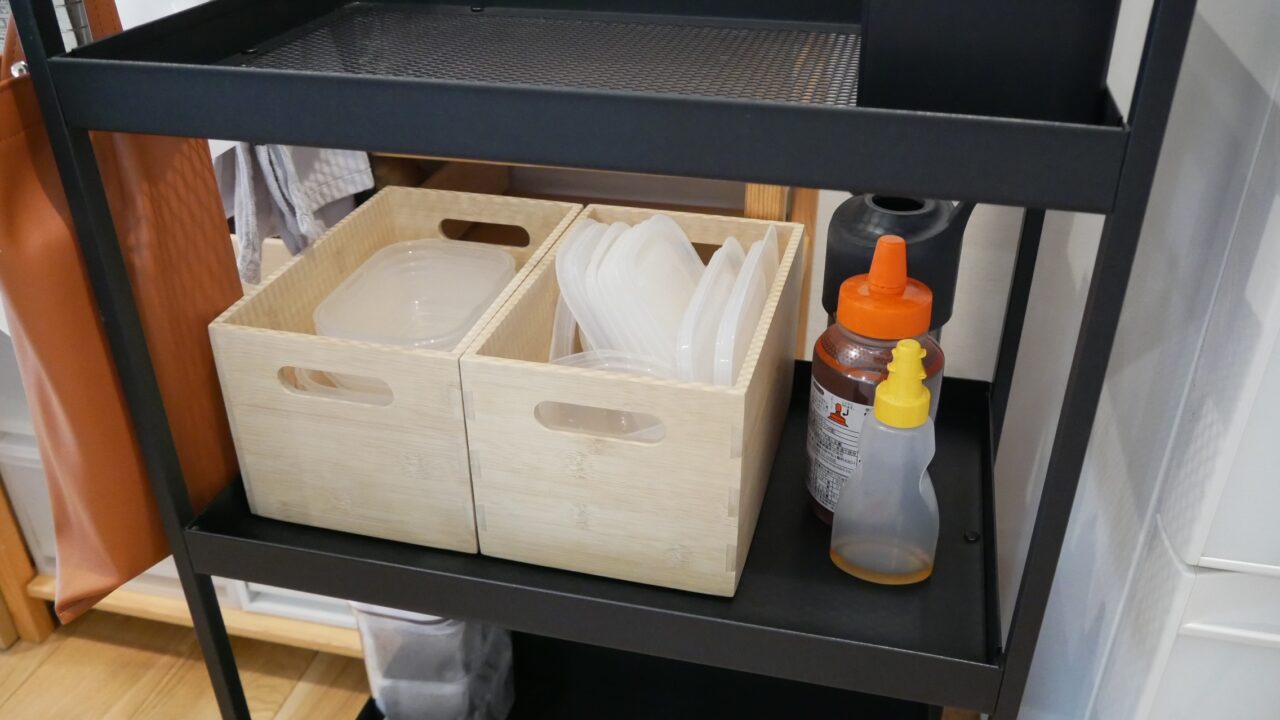 IKEAのキッチンワゴン「ニッサフォース」中段には保存容器を収納