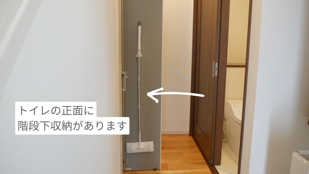 トイレのすぐ近くに生理用品のストックを収納